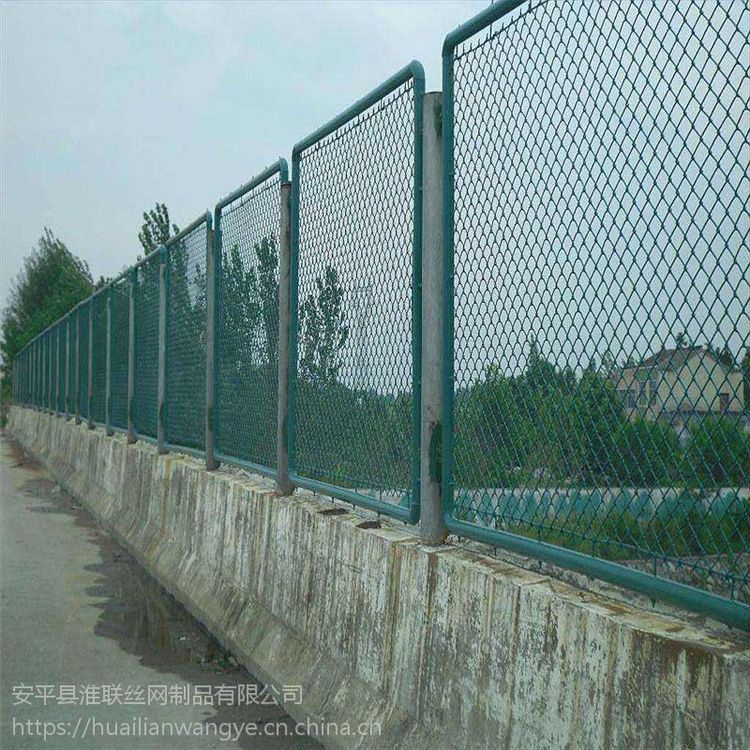 圈地PE包塑围网 球场围栏网厂 淮联球场地围网约56.00元,约55.80元(8) 圈地PE包塑围网 球场围栏网厂 淮联球场地围网约56.00元,约55.80元(8)